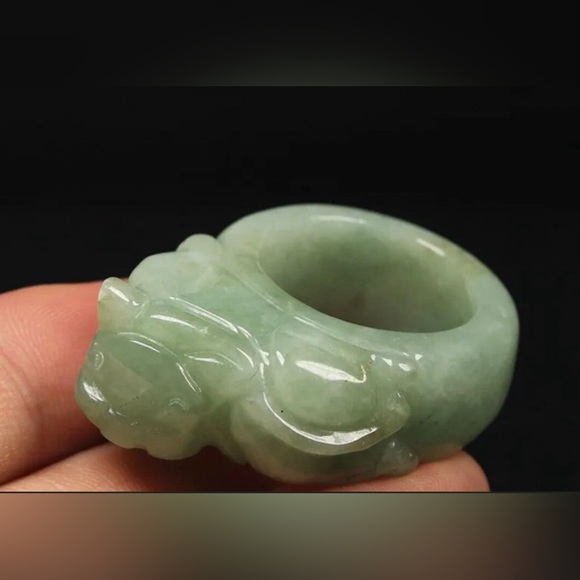 VINTAGE Large Jade Green Ring HandCarved Pixiu Size 11.5 Prosperity Good Luck - Picture 8 of 10